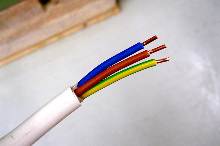 لزوم تشخیص سیم فاز و نول